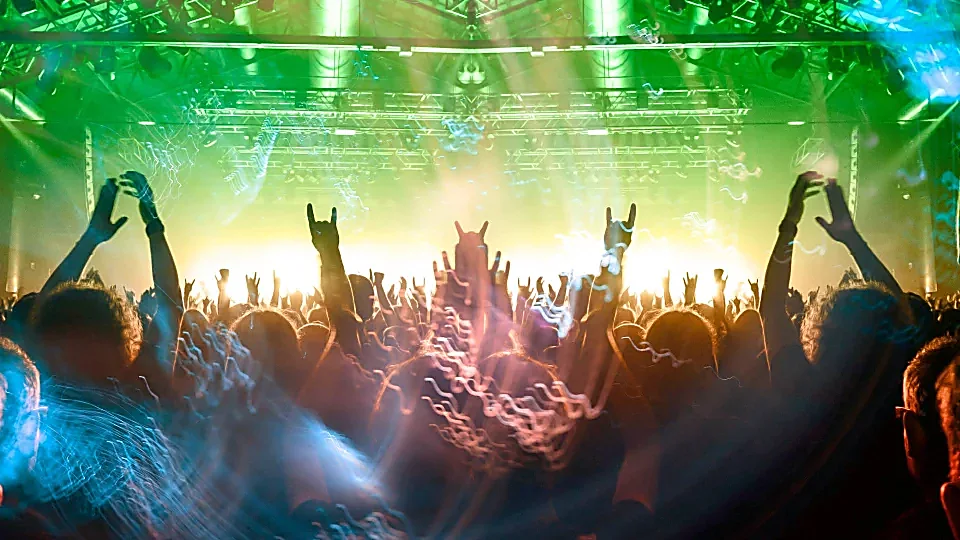 Concerto dal vivo con luci sul palco