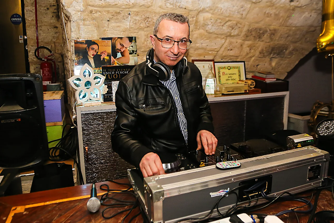 Il deejay di Music Village Group alla console durante una serata