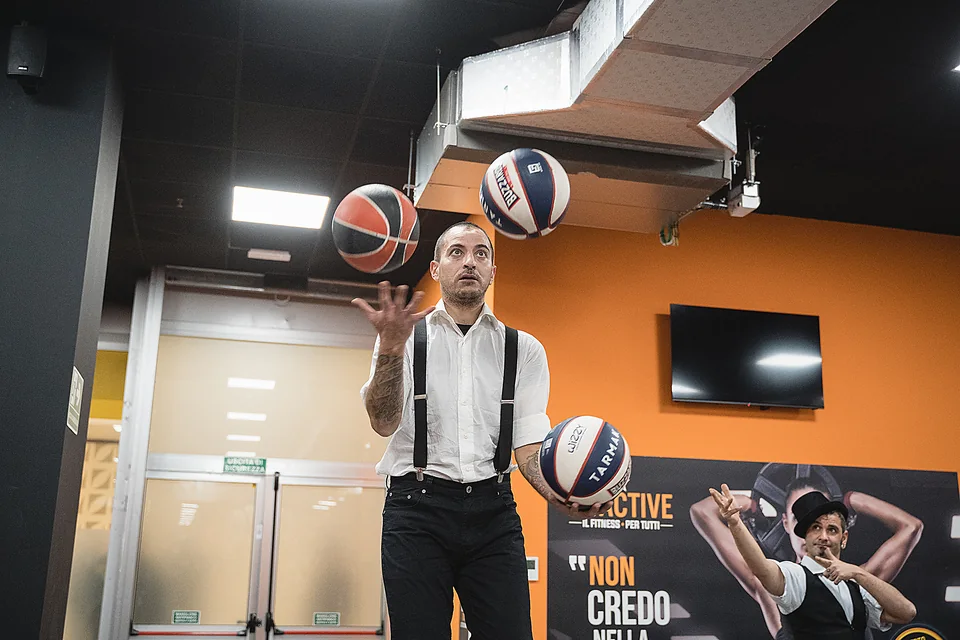 Giocoliere con palloni da basket