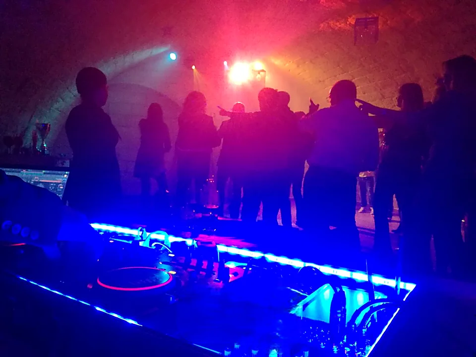 Serata con luci blu e ospiti in pista