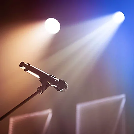 Microfono sul palco illuminato dai riflettori