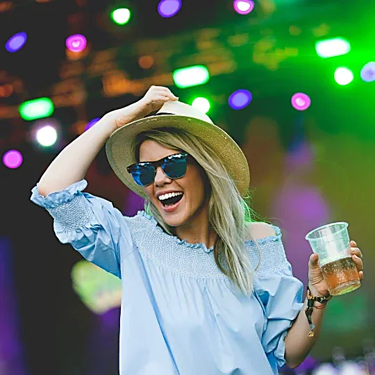 Ospite sorridente con cappello durante una festa