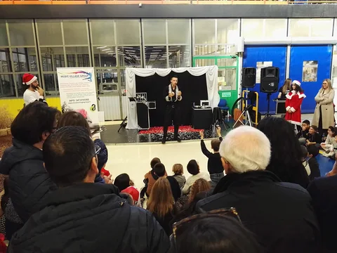 Spettacolo di magia davanti al pubblico
