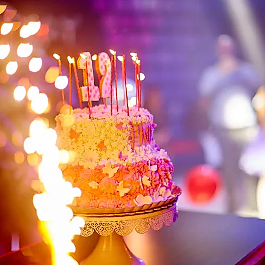 Torta di compleanno con candeline e fontane luminose